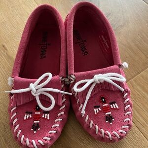 Girls’ Minnetonka Thunderbird Moccasin Slippers
